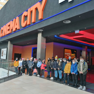 Uczniowie po sensie w  kinie Cinema City.