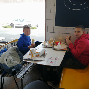 Małe co nieco w McDonaldzie. Smacznego Panowie ;) 