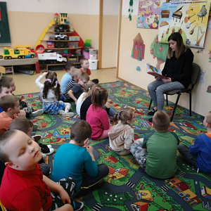 Bibliotekarka Katarzyna Flis czyta bajkę w grupie starszej