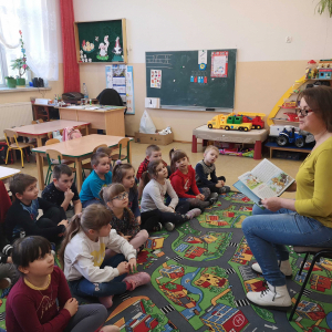 Bibliotekarka Stanisława Latos czyta bajkę w grupie starszej