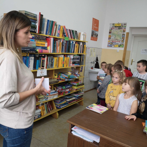 Wizyta grupy starszej w bibliotece publicznej- P{ani Kasia pokazuje karty biblioteczne