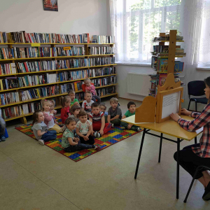 Akcja Czytanie bajek Andersena w bibliotece publicznej-  grupa młodsza 