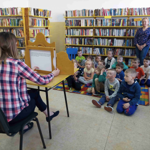 Akcja Czytanie bajke Andresena w bibliotwcwe publicznej- grupa średnia przedszkola