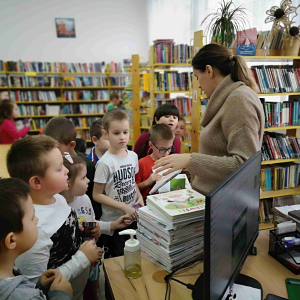 Dzieci otrzymują książeczki,