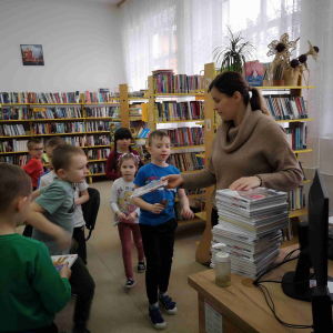 Dzieci otrzymują książeczki.