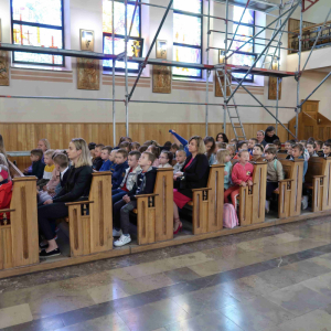 Uczniowie, rodzice i nauczyciele podczas Mszy Świętej w kościele parafialnym.