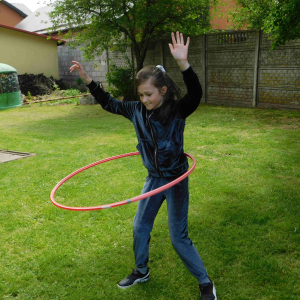 Uczennice kręcą hula hop.