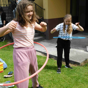 Uczennice kręcą hula hop.