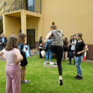 Uczniowie i rodzice rzucają do celu frisbee, ringo i piłką.