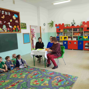 Konkurs literacki W magicznym świecie bajek grupa młodsza- Pani Stasia z biblioteki zadaje pytania konkursowe