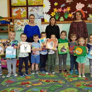 Konkurs literacki W magicznym świecie bajek grupa młodsza- zdjęcie grupowe z nagrodami