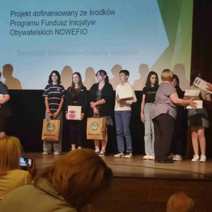 Klasa ósma na podsumowaniu projektu w Lublinie - upominki dla grupy projektowej