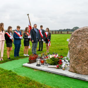 Obchody 82. Rocznicy walk pod Dzwolą i Krzemieniem połączonych z Dniem Patrona Szkoły w Dzwoli.  -  Na cmentarzu w Krzemieniu. Delegacja Szkoły składa   kwiaty przed pomnikiem pobudowanym w hołdzie Żołnierzom Wojska Polskiego z grupy płk. T. Zieleniewskiego.