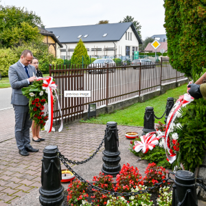 Obchody 82. Rocznicy walk pod Dzwolą i Krzemieniem połączonych z Dniem Patrona Szkoły w Dzwoli.  -  Dyrektor Szkoły składa wieniec przed pomnikien w Dzwoli.