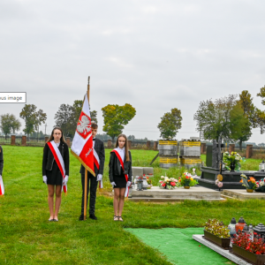 Obchody 82. Rocznicy walk pod Dzwolą i Krzemieniem połączonych z Dniem Patrona Szkoły w Dzwoli.  -  Na cmentarzu w Krzemieniu. Delegacja Szkoły składa   kwiaty przed pomnikiem pobudowanym w hołdzie Żołnierzom Wojska Polskiego z grupy płk. T. Zieleniewskiego.