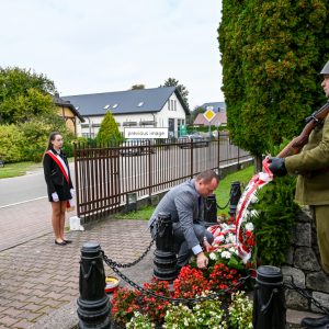 Obchody 82. Rocznicy walk pod Dzwolą i Krzemieniem połączonych z Dniem Patrona Szkoły w Dzwoli.  -  Dyrektor Szkoły składa wieniec przed pomnikien w Dzwoli.