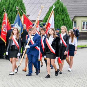 Obchody 82. Rocznicy walk pod Dzwolą i Krzemieniem połączonych z Dniem Patrona Szkoły w Dzwoli.  -  Poczet Sztandarowy naszej Szkoły podczas przemarszu .