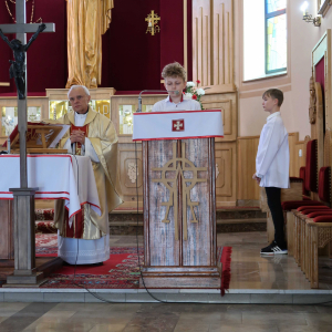 Msza Święta- uczeń z klasy szóstej czyta modlitwę wiernych