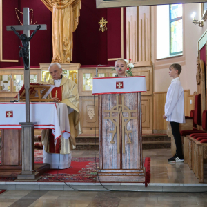 Szóstoklasistka czyta modlitwę wiernych podczas Mszy Świętej