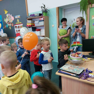 Dzień Przedszkolaka w grupie starszej- dzieci częstują się tortem cukierkowym