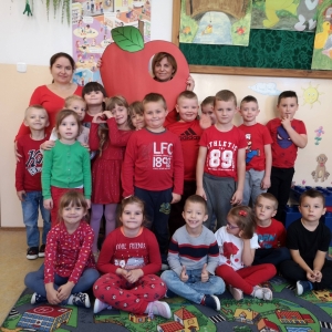 Przedszkole grupa starsza - „Światowy Dzień Jabłka” -  Fotobudka - Dzieci „robaczki”