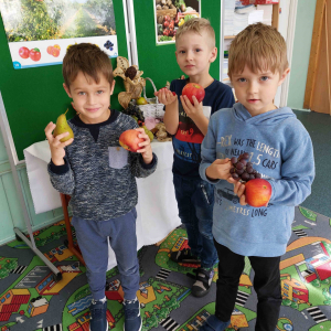 Przedszkolaki z grupy starszej  z jesiennymi owocami