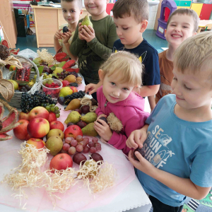 Przedszkolaki z grupy starszej wybierają owoce do degustacji