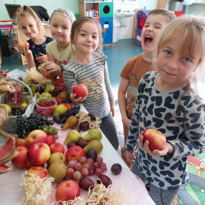 Dzieci z grupy starszej częstują się owocami