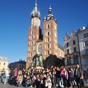 Uczestnicy wycieczki przed Kościołem Mariackim 