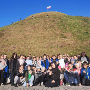 Uczestnicy wycieczki na szczycie Kopca Kościuszki 