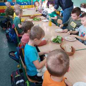 Przedszkolaki z grupy starszej przygotowują kanapki