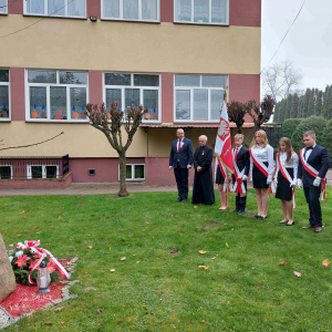 Dyrektor szkoły, ks. Proboszcz oraz uczniowie w Poczcie sztandarowym. 