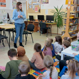 Pani Kasia Flis opowiada dzieciom o bibliotece