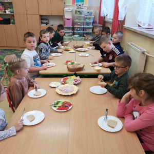 Klasa I b przygotowuje śniadanie