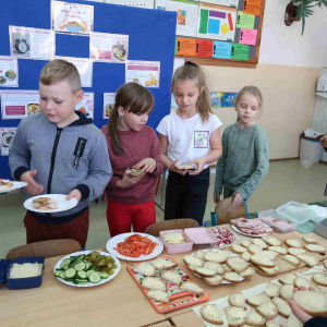 Klasa II przygotowuje śniadanie