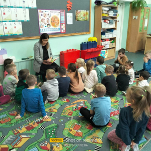 Pani Katarzyna z biblioteki publicznej czyta bajkę Mała wróżka Amelka i Tajemnica robota.