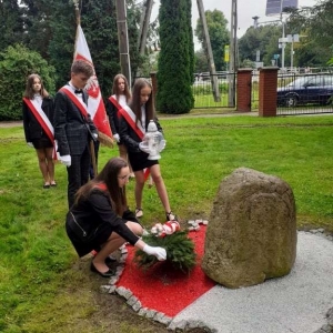 Inauguracja roku szkolnego 2021/2022 - przed obeliskiem  poświęconym zamordowanemu w Twerze asp. Bolesławowi Stasieckiemu 