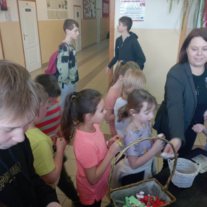 Uczniowie klasy drugiej biorący udział w zabawach językowych