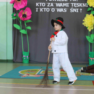 Inscenizacja Bałwanek i jego goście- Bałwanek tańczy z miotłą