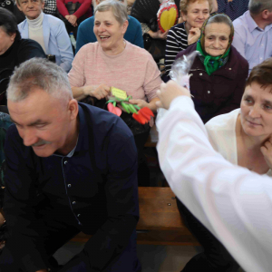 Radość Babć i Dziadków po wręczaniu prezentów