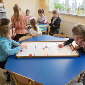 Uczestnicy świetlicy podczas gier i zabaw 