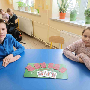 Uczestnicy świetlicy podczas gier i zabaw 