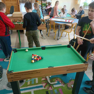 Uczestnicy świetlicy podczas gier i zabaw