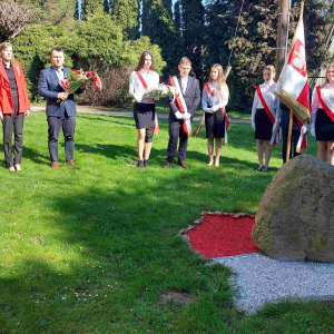 Delegacja przed obeliskiem