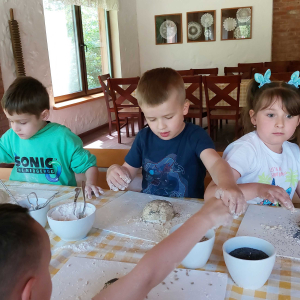 Posypujemy chlebek makiem i ziarnami