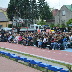 Zdjęcie grupowe gości przybyłych na majówkę 