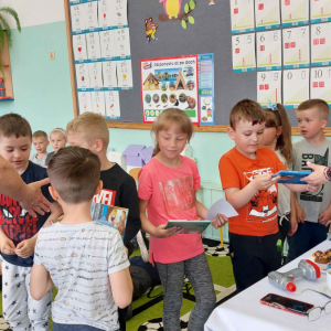 Panie bibliotekarki wręczają nagrody