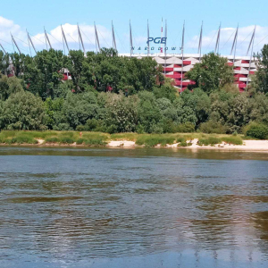 Rejs „Darem Mazowsza” po Wiśle dla laureatów . W tle PGE Narodowy