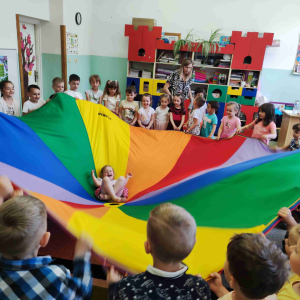 Dzień dziecka w przedszkolu- zabawy z chustą animacyjną