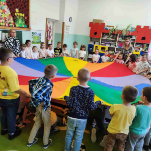 Dzień dziecka w przedszkolu- zabawy z chustą animacyjną